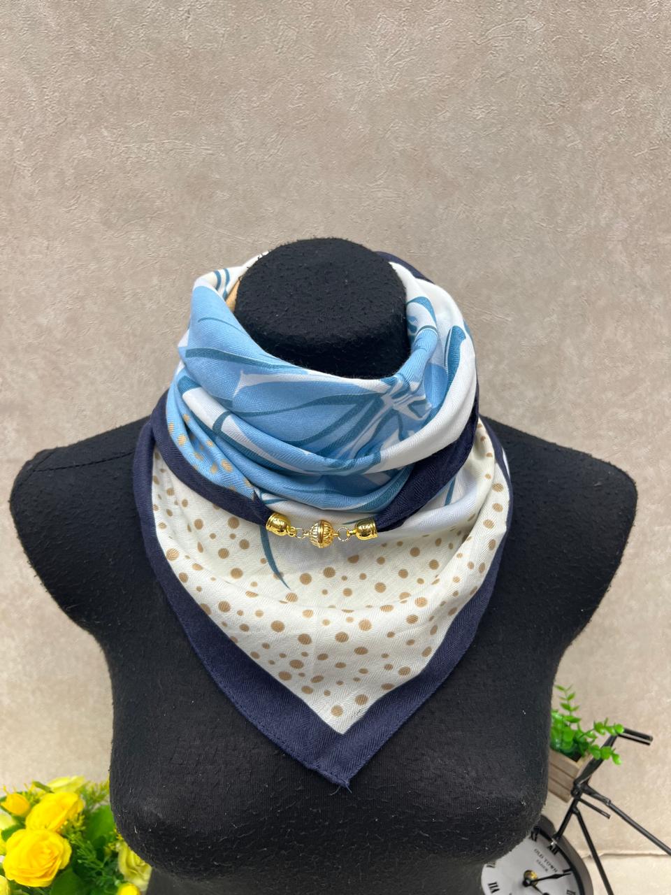 На фото 1 - Платок из хлопка мультицвет