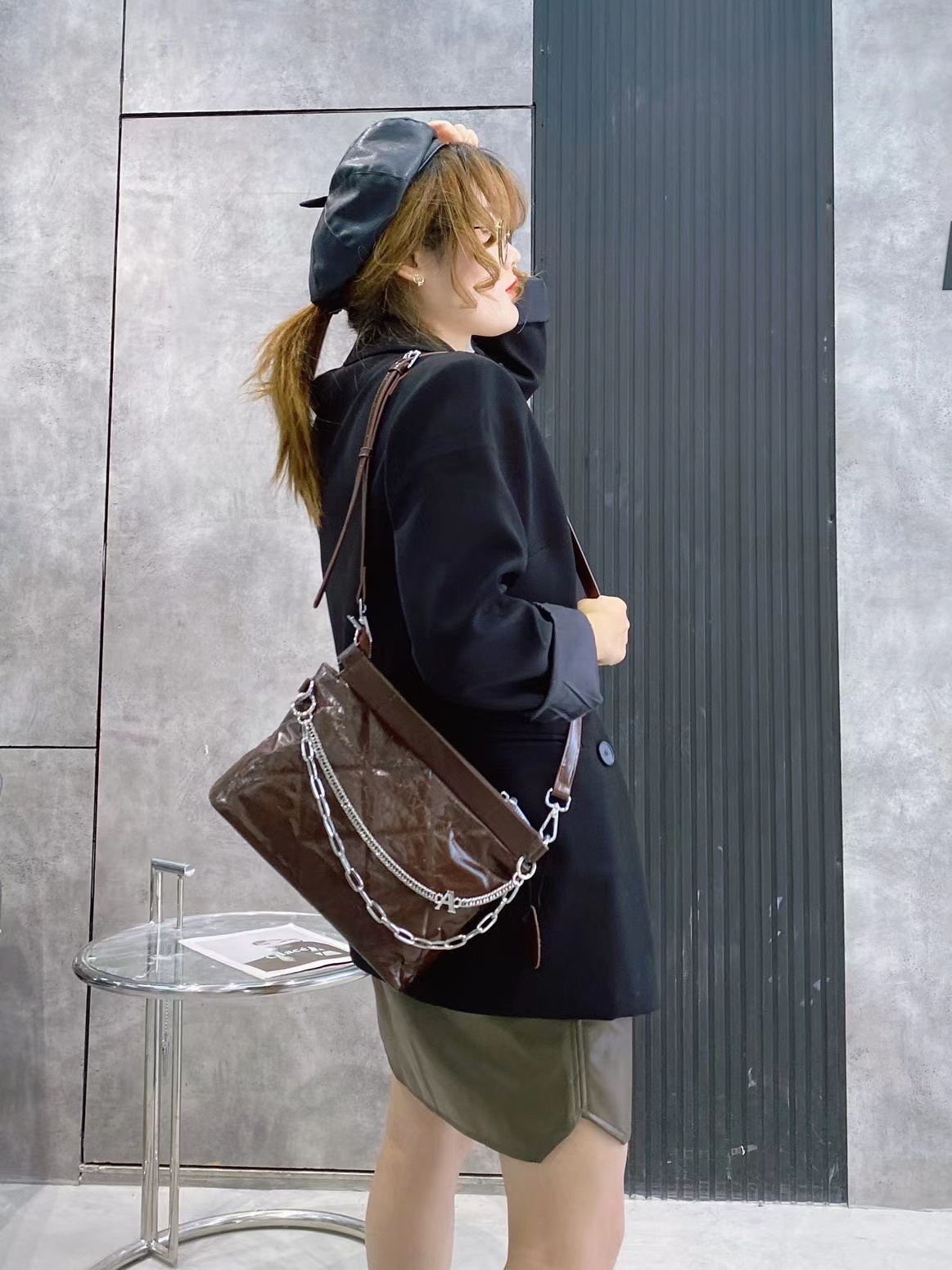 На фото 1 - Женская сумка кросс-боди из натуральной кожи, цвет шоколад