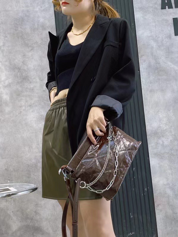 На фото 3 - Женская сумка кросс-боди из натуральной кожи, цвет шоколад