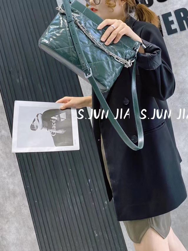 На фото 2 - Женская сумка кросс-боди из натуральной кожи, цвет  зеленый