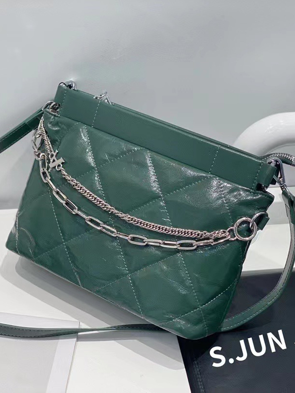 На фото 3 - Женская сумка кросс-боди из натуральной кожи, цвет  зеленый