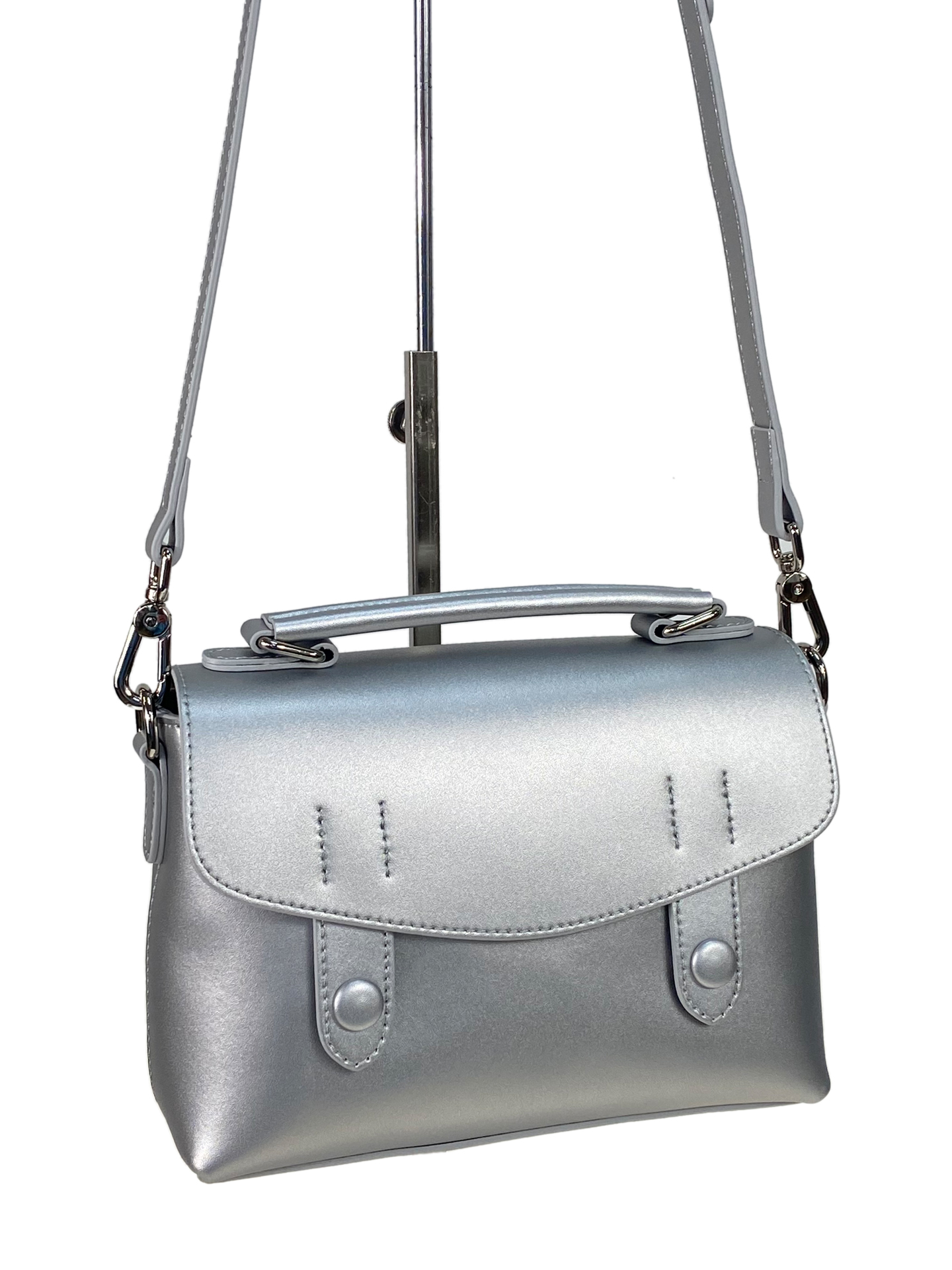 На фото 1 - Женская сумка из натуральной кожи цвет серебро