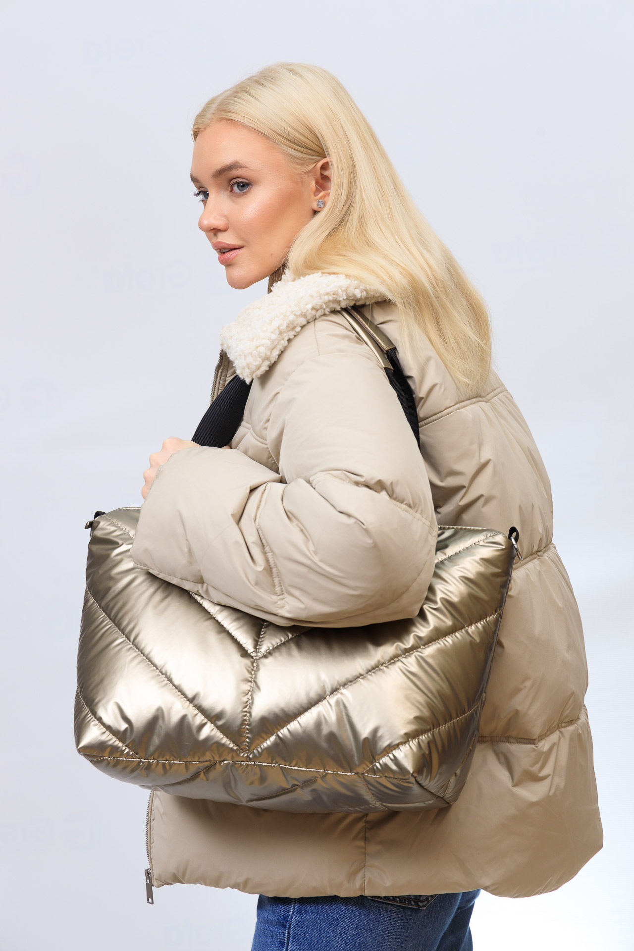 На фото 1 - Cтильная женская сумка-шоппер из водооталкивающей ткани, цвет золото