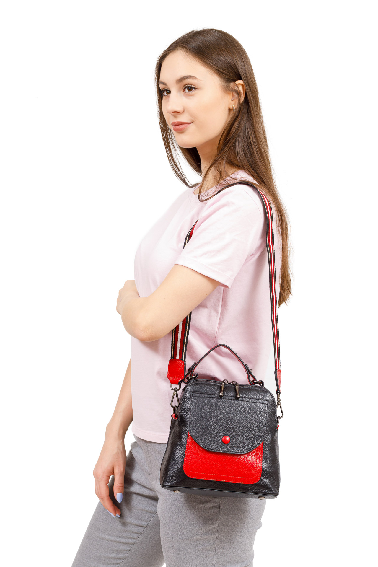 На фото 5 - Женский рюкзак трансформер из кожи, черный с красным