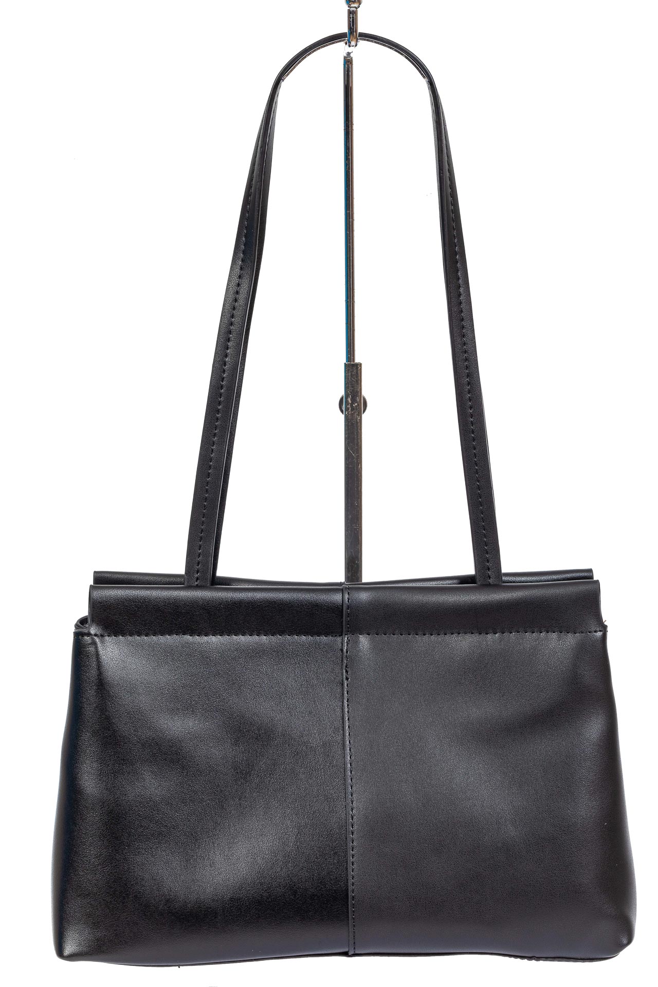 На фото 2 - Классическая женская сумка из гладкой экокожи, цвет чёрный