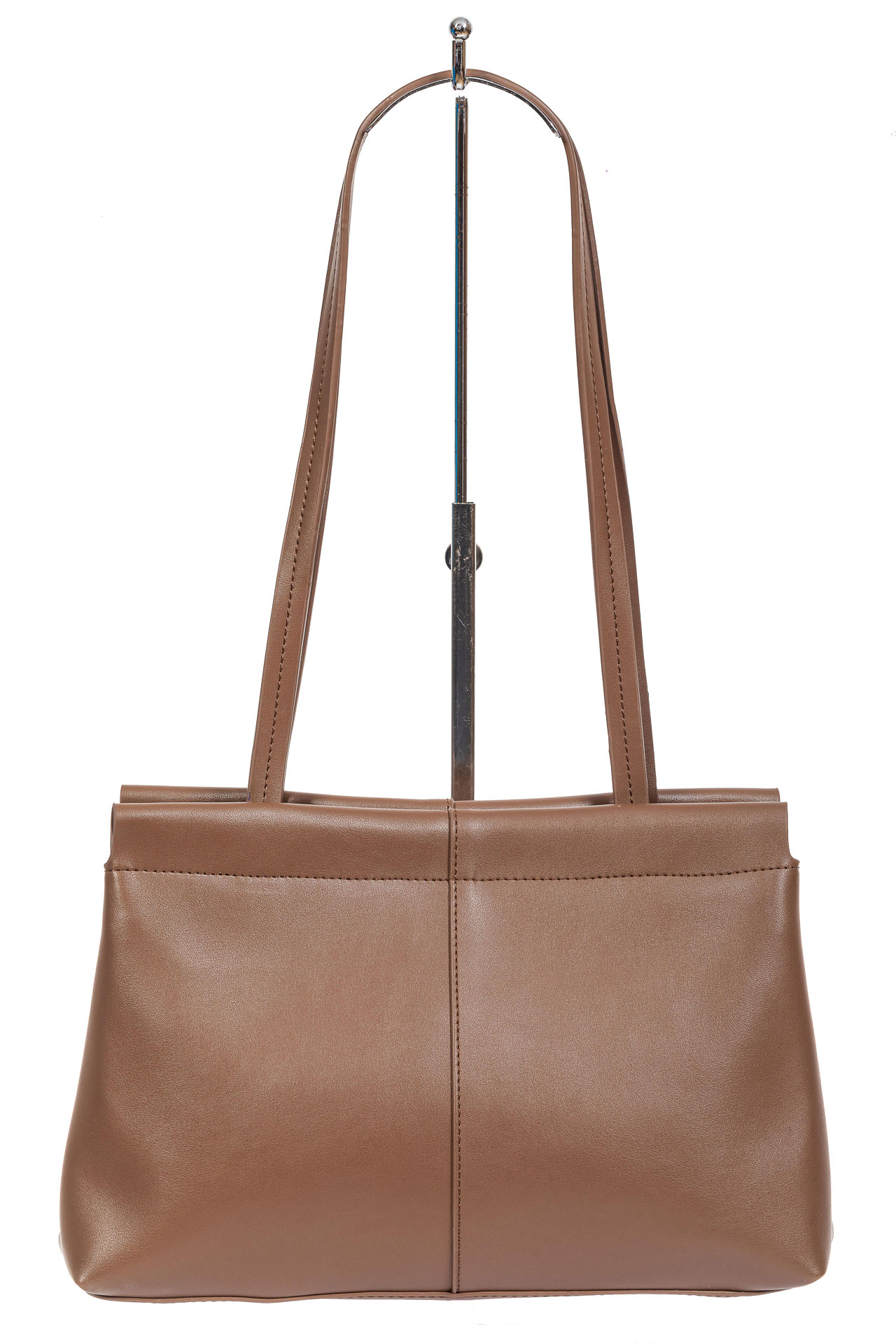 На фото 2 - Классическая женская сумка из гладкой экокожи, цвет коричневый