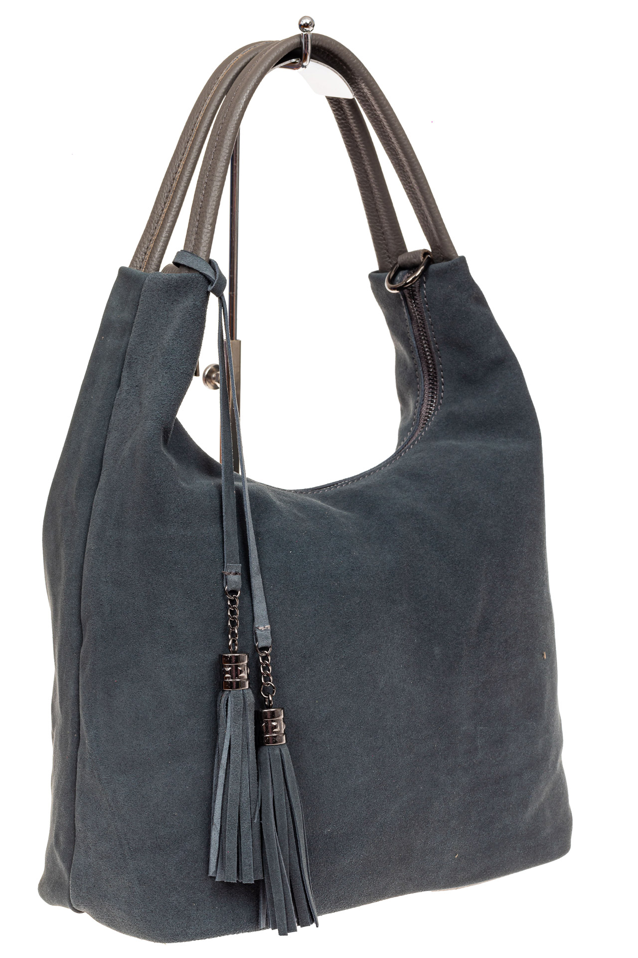 На фото 1 - Классическая сумка хобо из замши, цвет серый