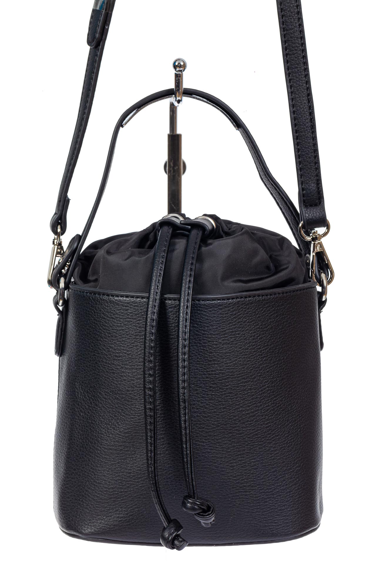 На фото 2 - Женская сумка-ведро из экокожи и текстиля, цвет чёрный