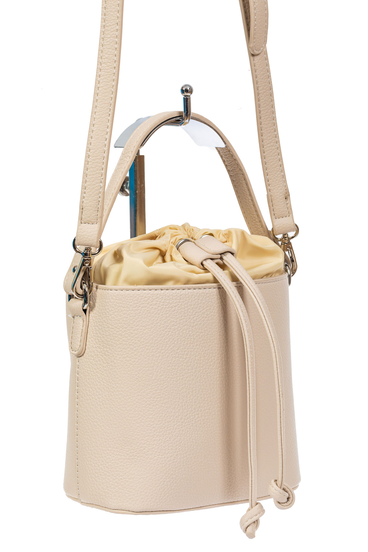На фото 1 - Женская сумка-ведро из экокожи и текстиля, цвет молочный