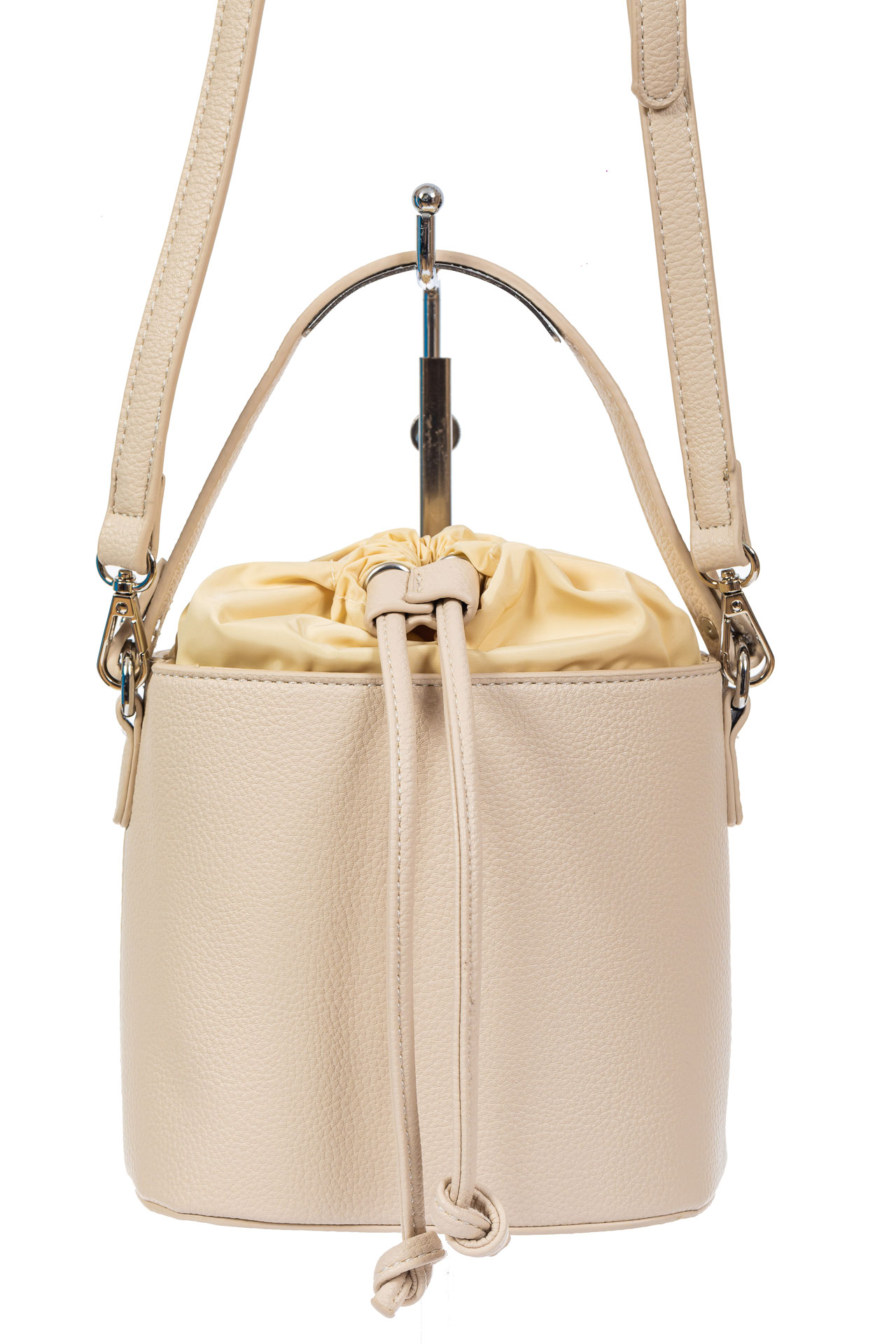 На фото 2 - Женская сумка-ведро из экокожи и текстиля, цвет молочный