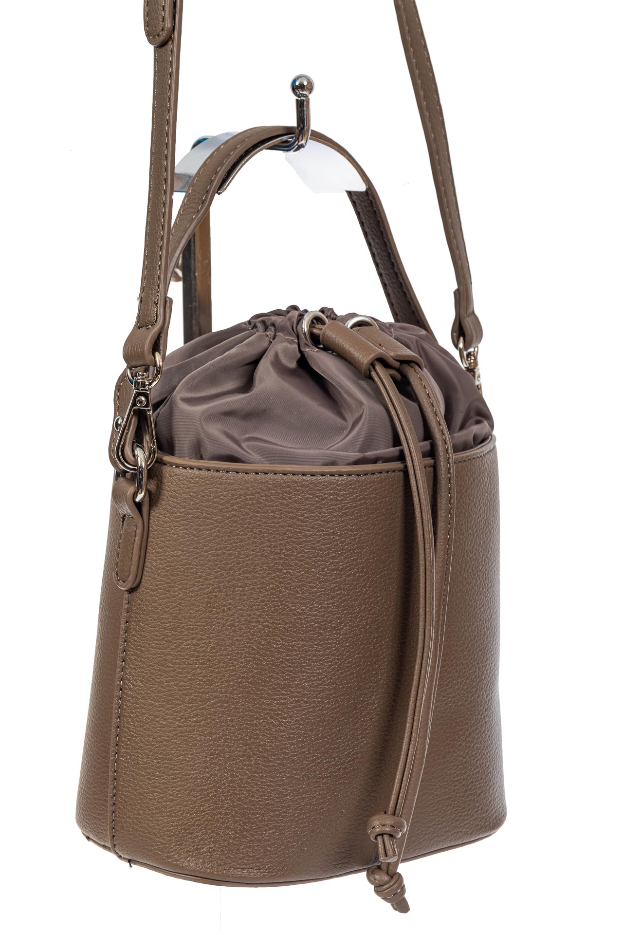На фото 1 - Женская сумка-ведро из экокожи и текстиля, цвет коричневый