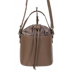 На фото 2 - Женская сумка-ведро из экокожи и текстиля, цвет коричневый