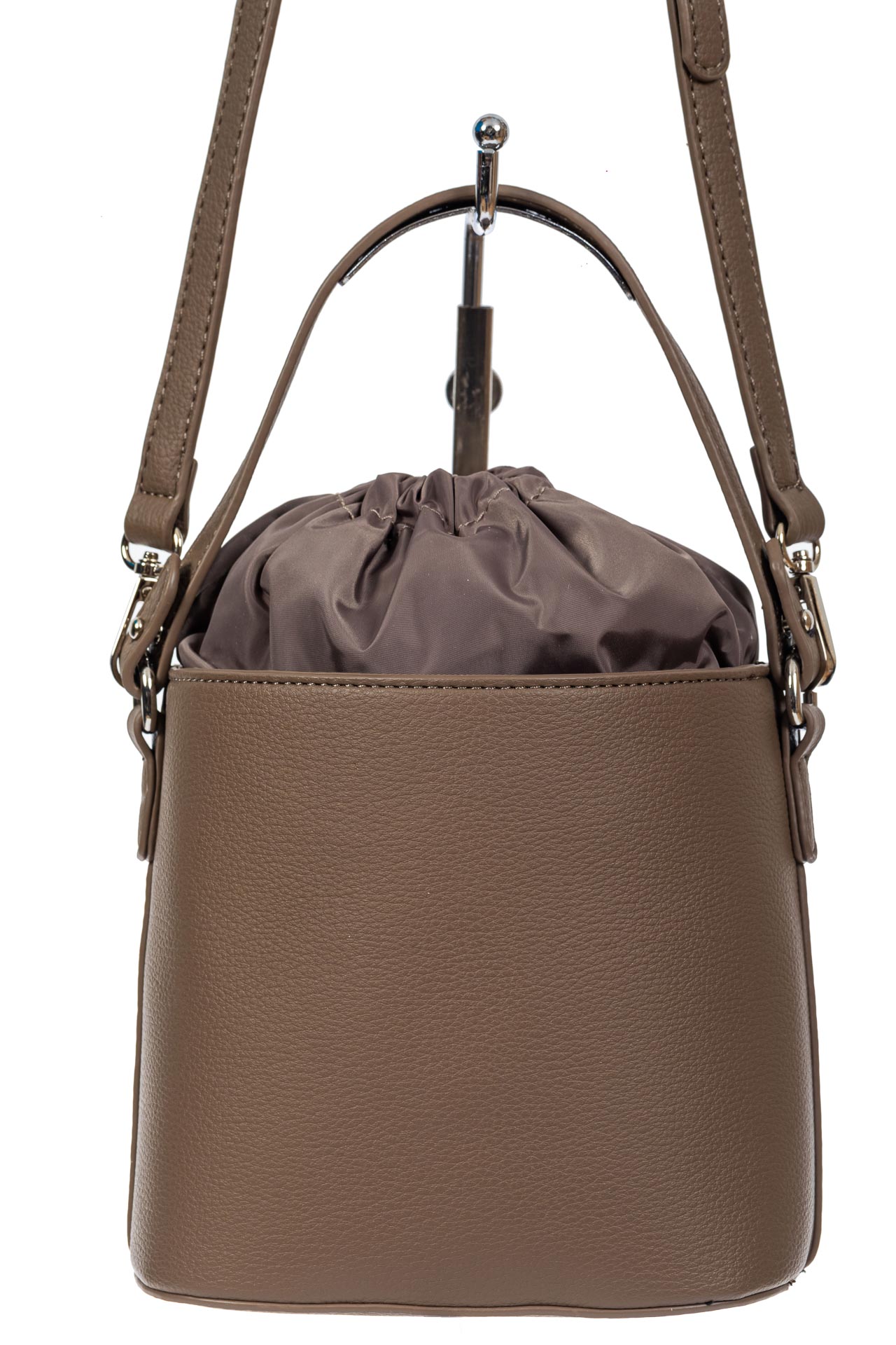 На фото 3 - Женская сумка-ведро из экокожи и текстиля, цвет коричневый