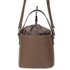 На фото 3 - Женская сумка-ведро из экокожи и текстиля, цвет коричневый
