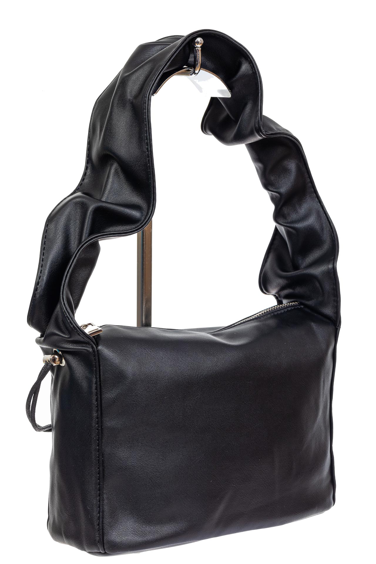 На фото 1 - Женская сумка из мягкой искусственной кожи с широкой ручкой, цвет чёрный