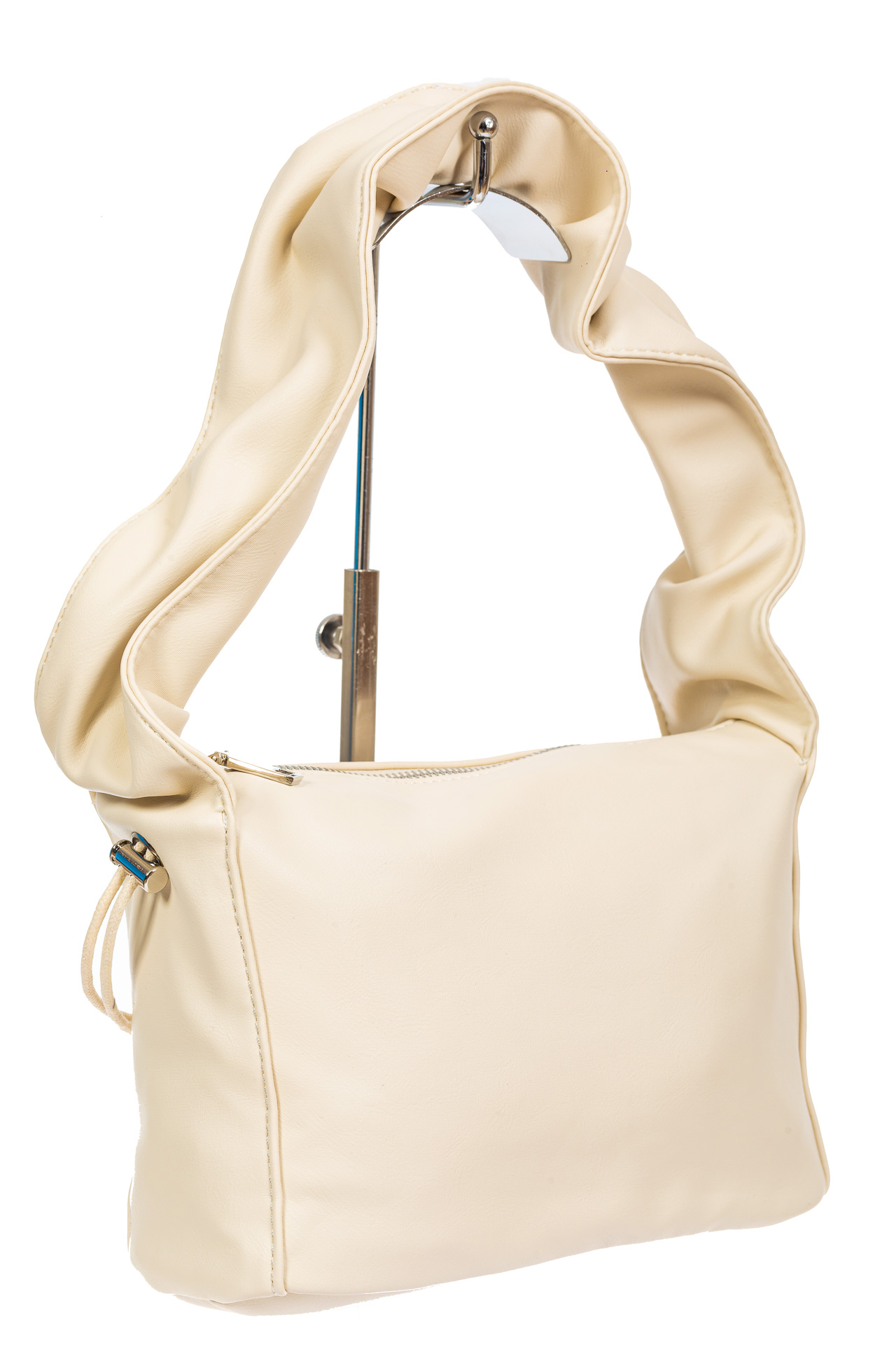 На фото 1 - Женская сумка из мягкой искусственной кожи с широкой ручкой, цвет молочный
