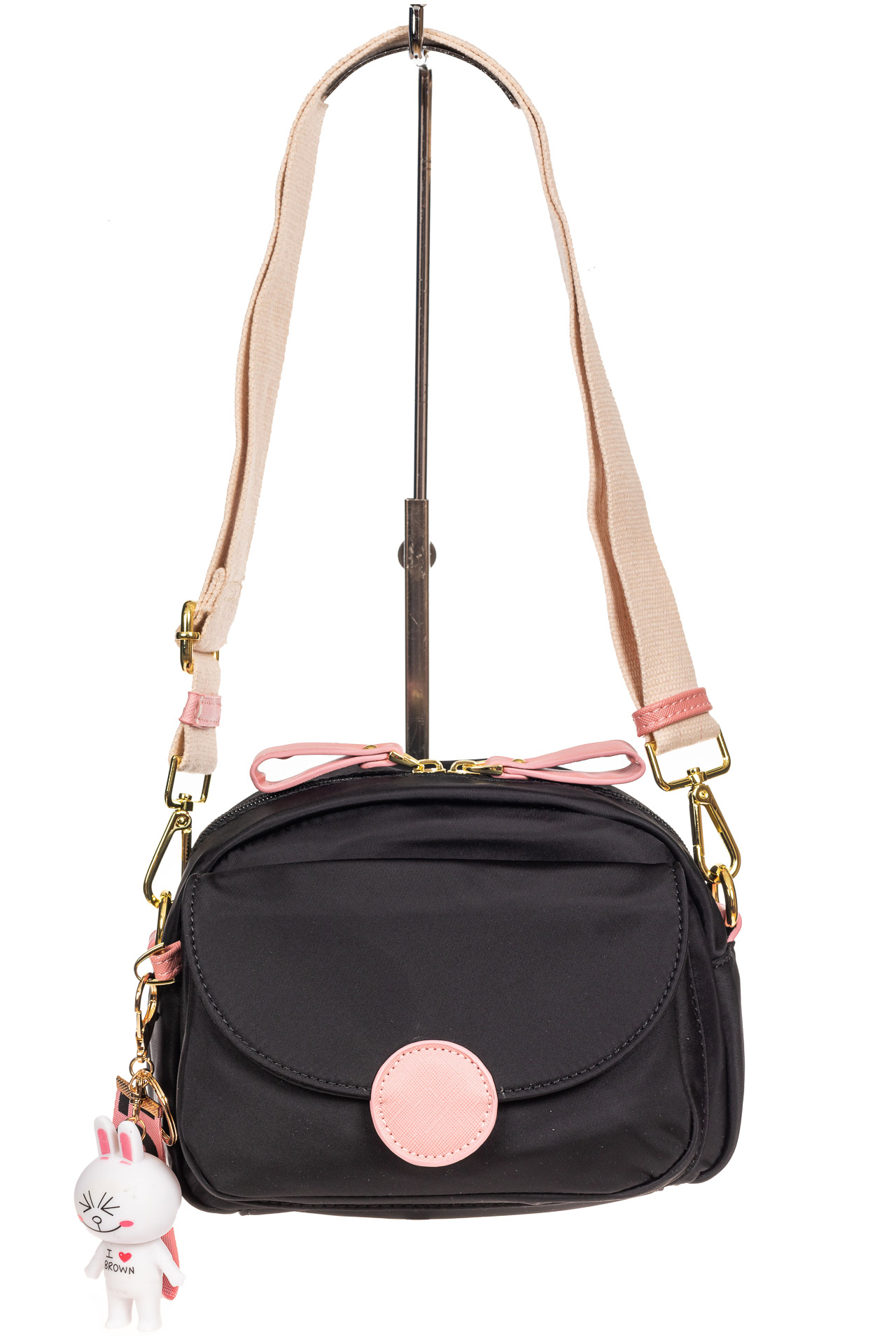 На фото 2 - Небольшая женская сумка из текстиля с акцентным брелком, цвет чёрный