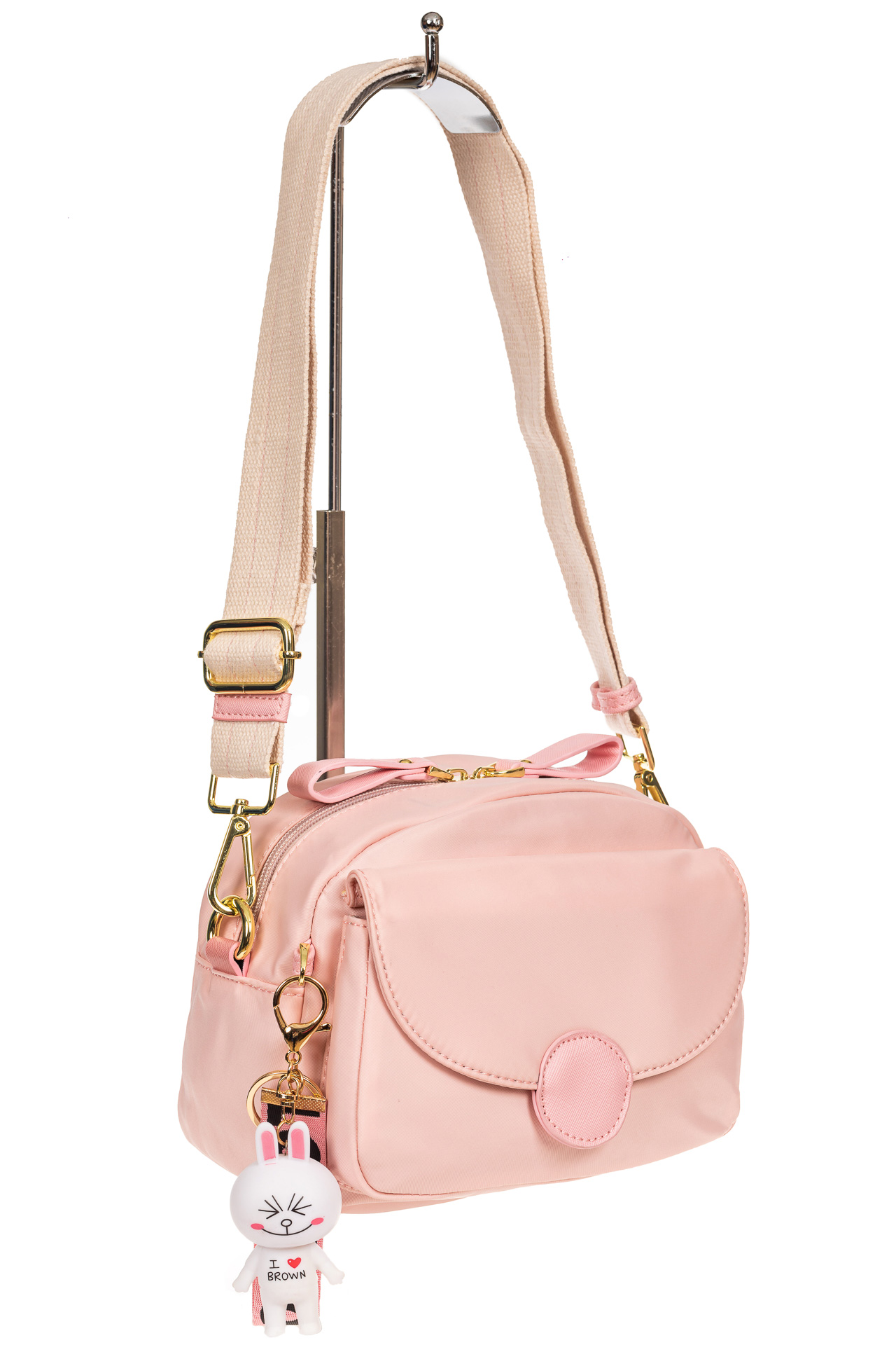На фото 1 - Небольшая женская сумка из текстиля с акцентным брелком, цвет розовый