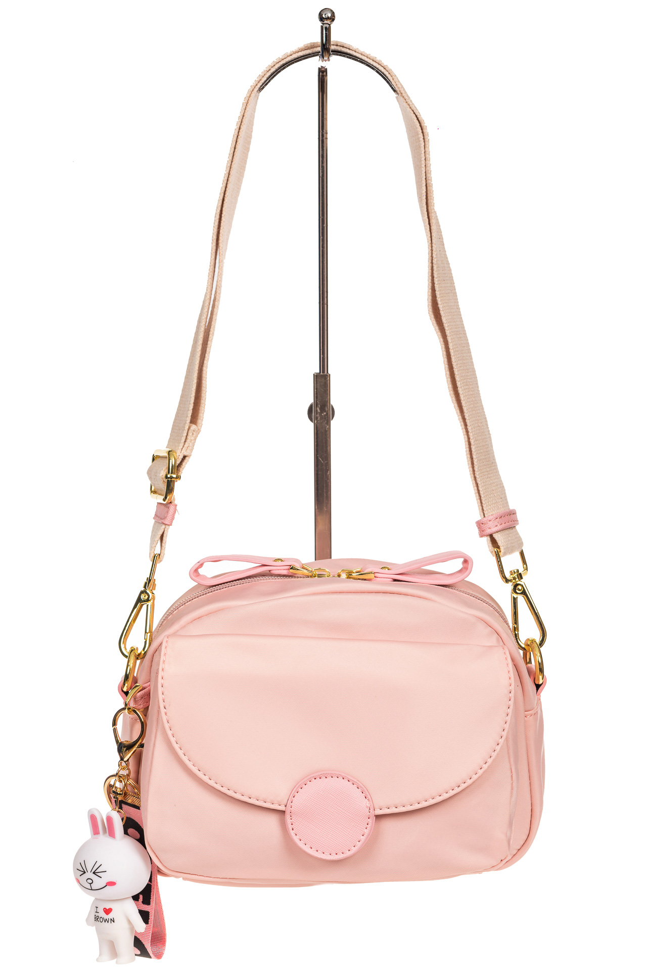 На фото 2 - Небольшая женская сумка из текстиля с акцентным брелком, цвет розовый