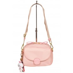 На фото 2 - Небольшая женская сумка из текстиля с акцентным брелком, цвет розовый