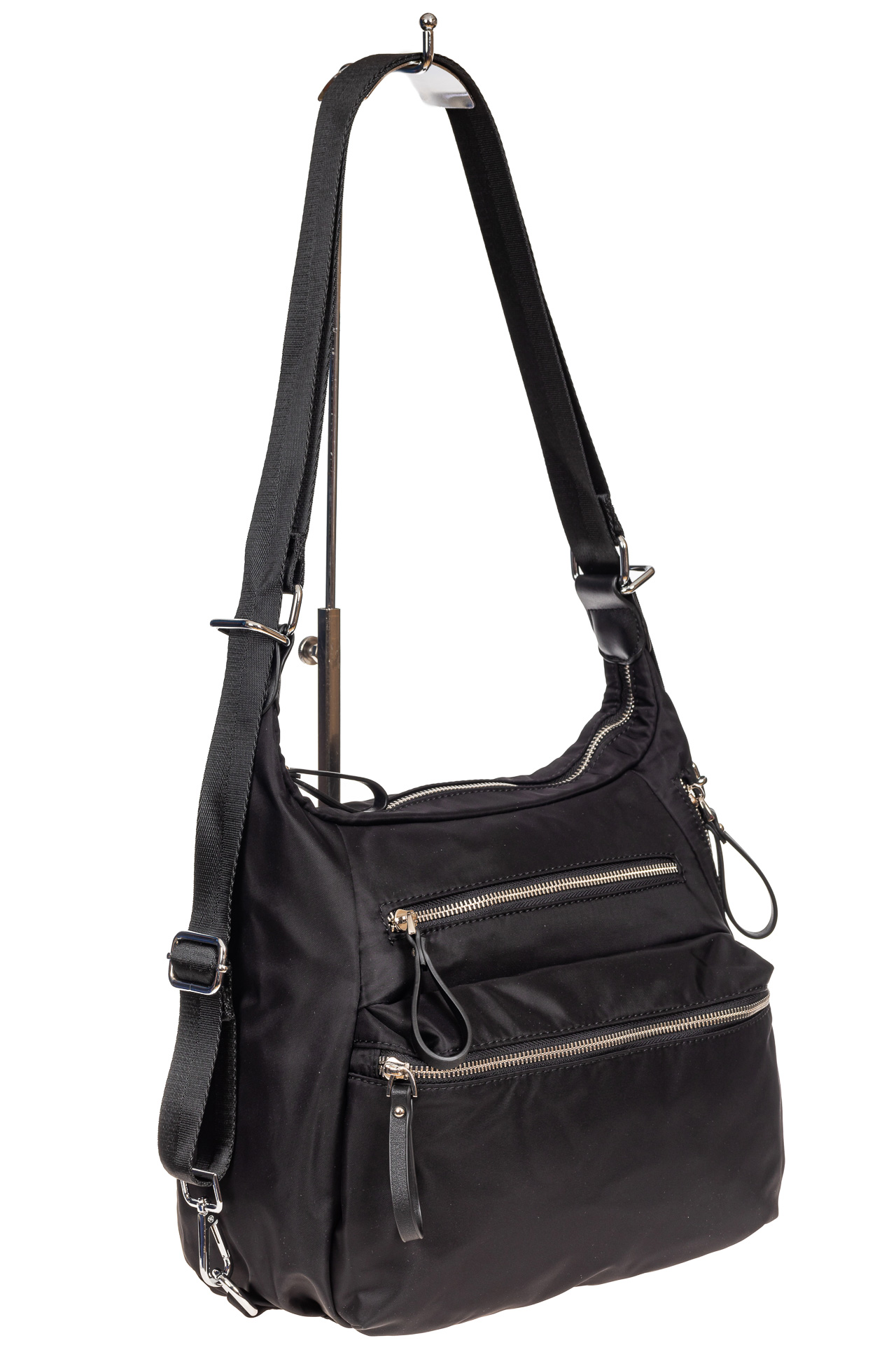 На фото 1 - Женская сумка-трансформер из текстиля, цвет чёрный с принтом