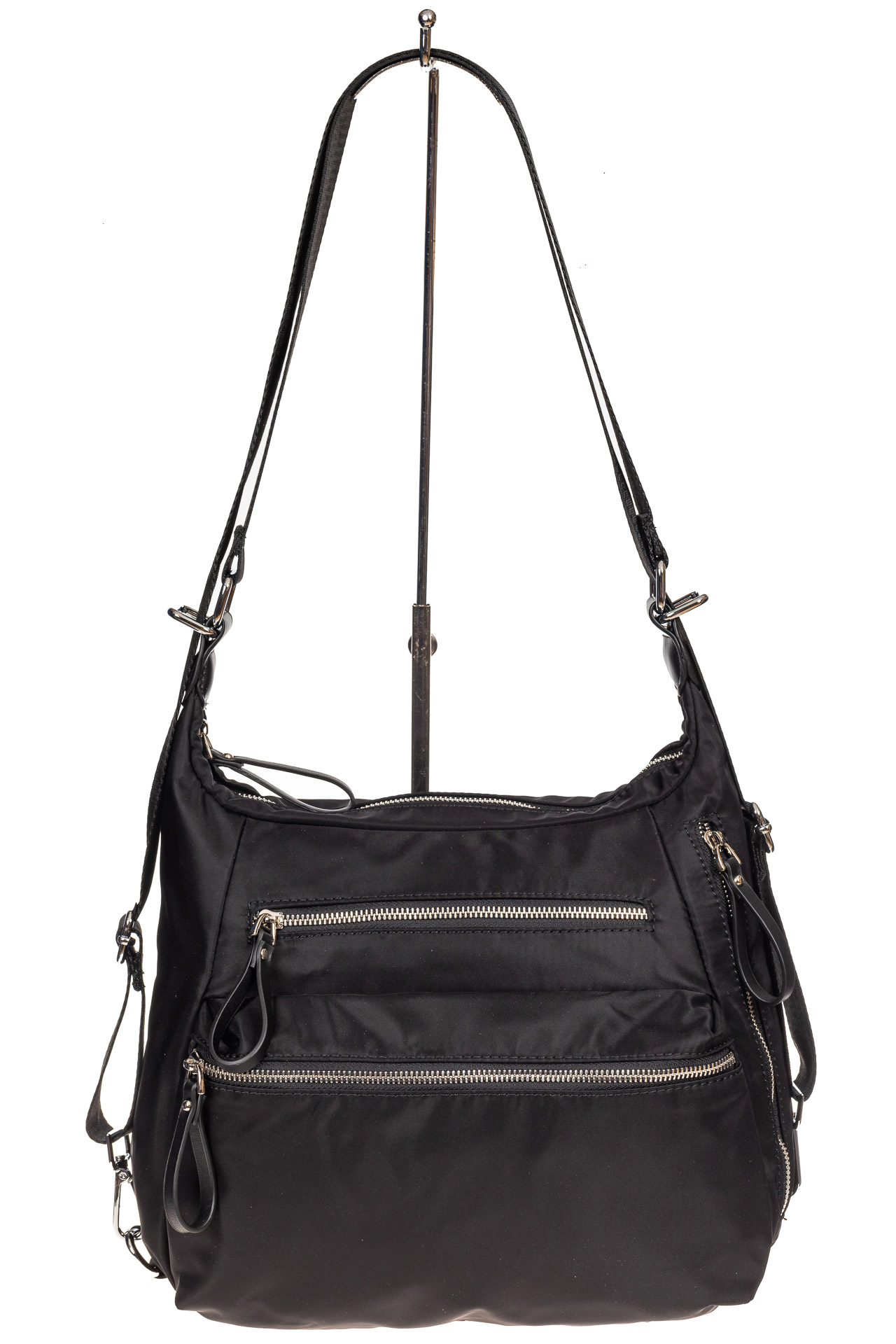 На фото 2 - Женская сумка-трансформер из текстиля, цвет чёрный с принтом