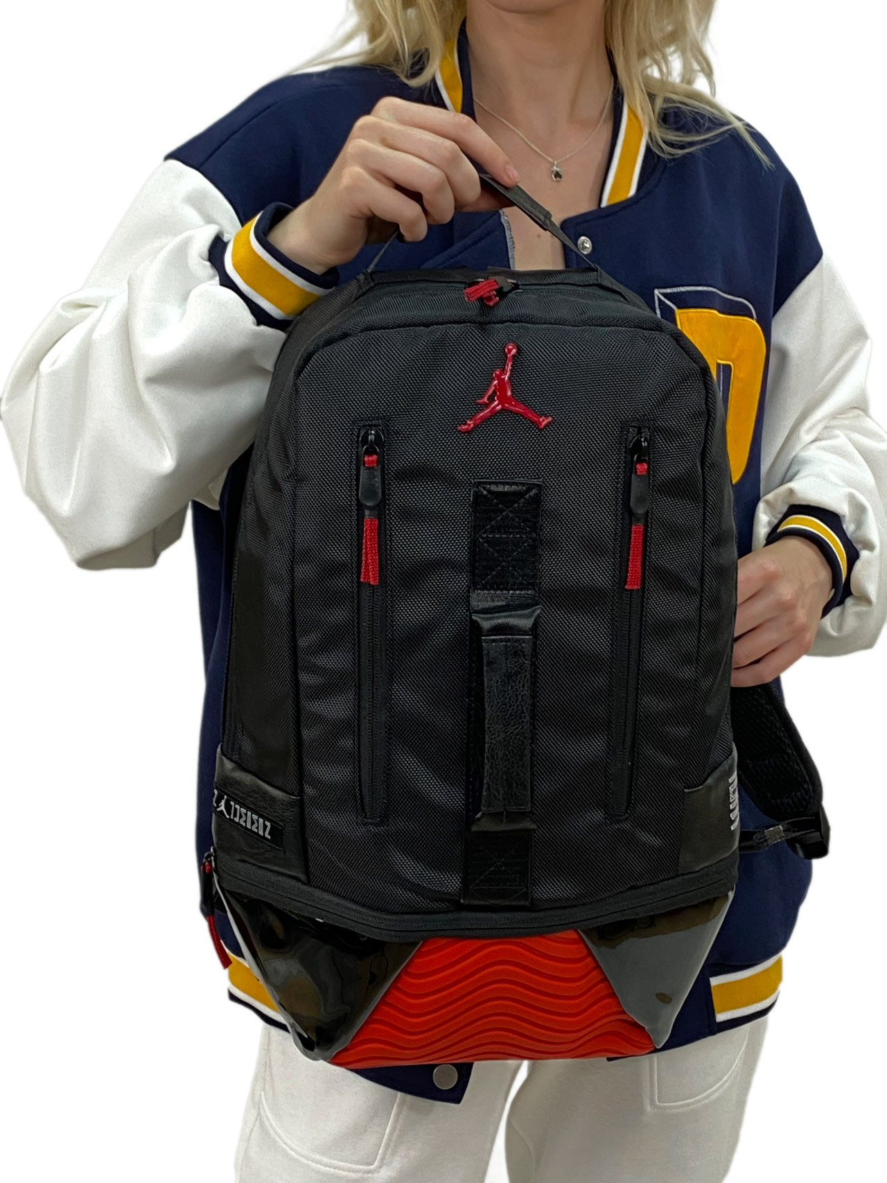 На фото 1 - Молодежный рюкзак из текстиля, цвет черный с красным