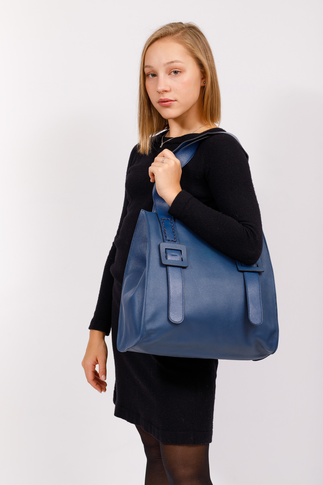 На фото 5 - Большая кожаная сумка женская, синяя