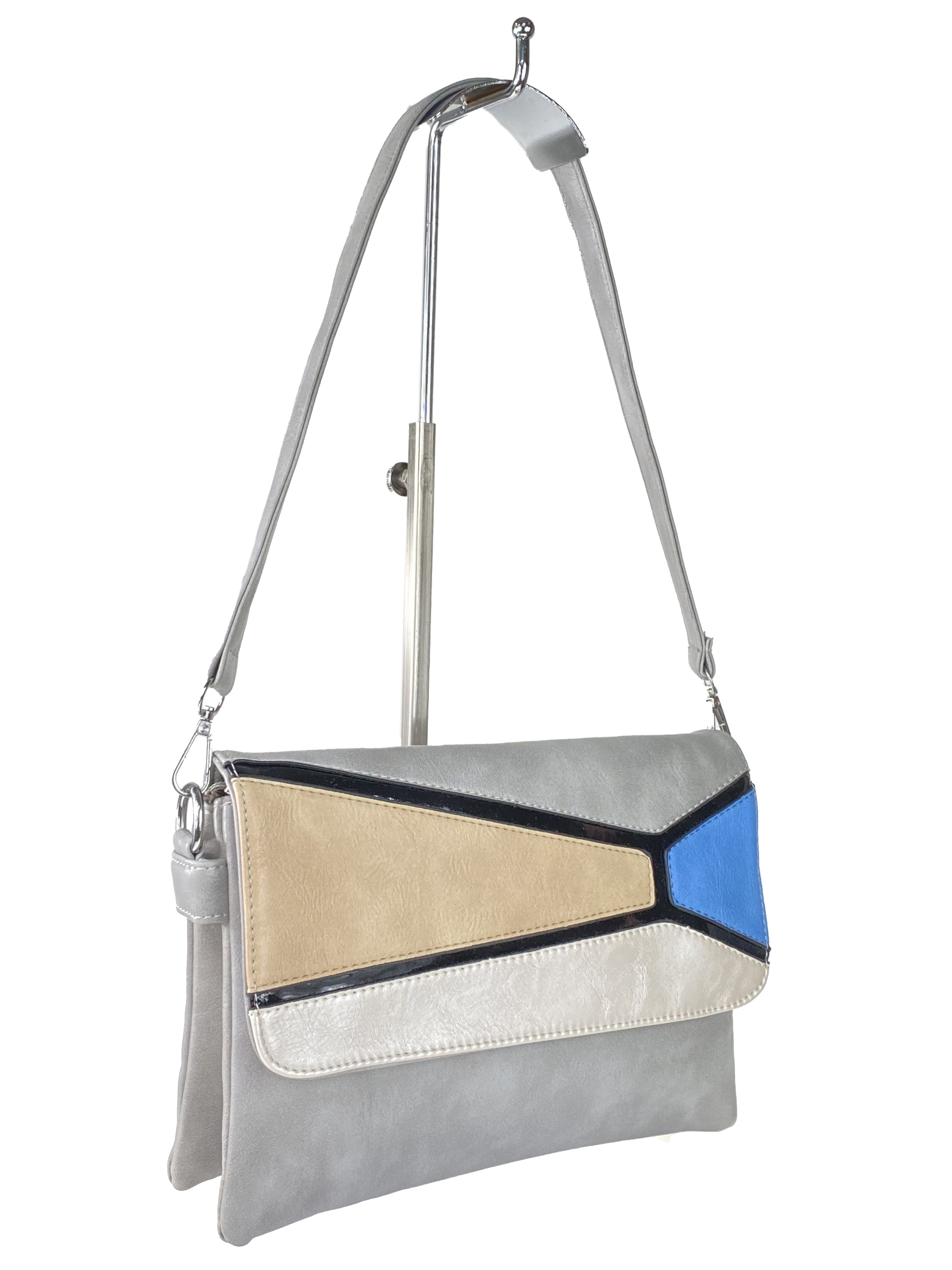 На фото 1 - Женская сумка-мессенджер из экокожи с разноцветными вставками, серый цвет