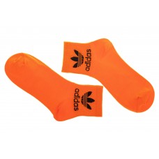 На фото 1 - Спортивные оранжевые носки с принтом