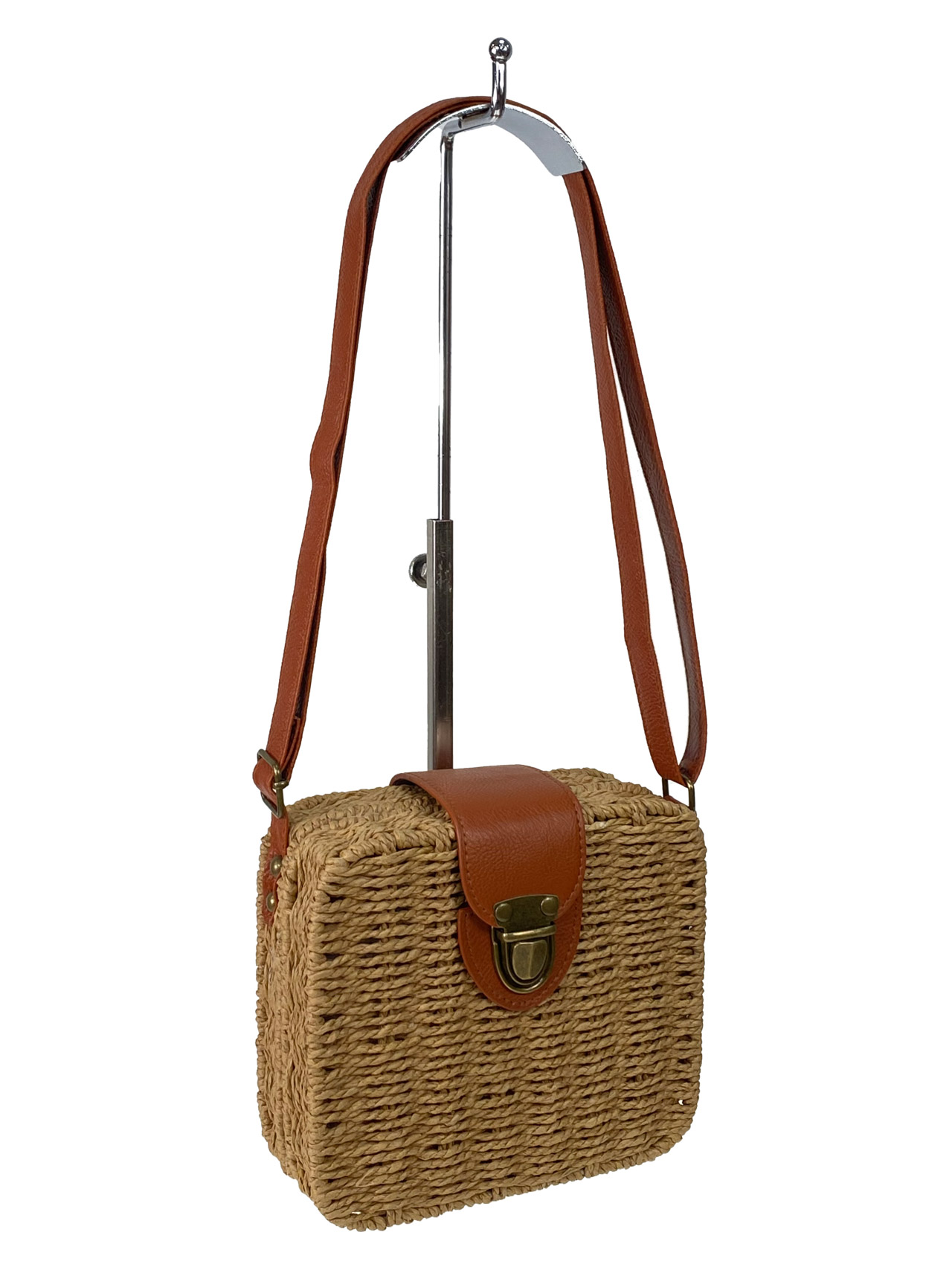 На фото 1 - Квадратная плетеная сумка из соломы, цвет песочный