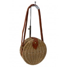 На фото 1 - Круглая плетеная сумка из соломы , цвет песочный