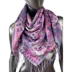 На фото 2 - Двухсторонний лёгкий платок из кашемира с узором, цвет розово-фиолетовый