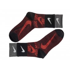 На фото 1 - Высокие спортивные носки c принтом, цвет чёрный с красным и серым