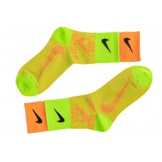 На фото 1 - Высокие спортивные носки c принтом, цвет салатовый с оранжевым