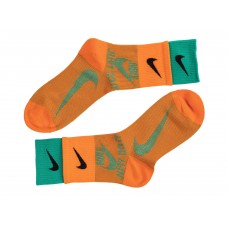 На фото 1 - Высокие спортивные носки c принтом, цвет оранжевый с бирюзовым