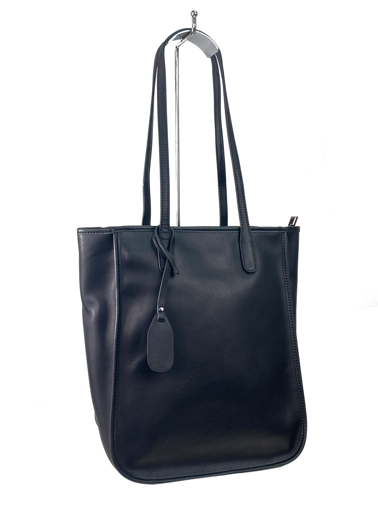 На фото 1 - Женская сумка  из натуральной кожи, цвет черный