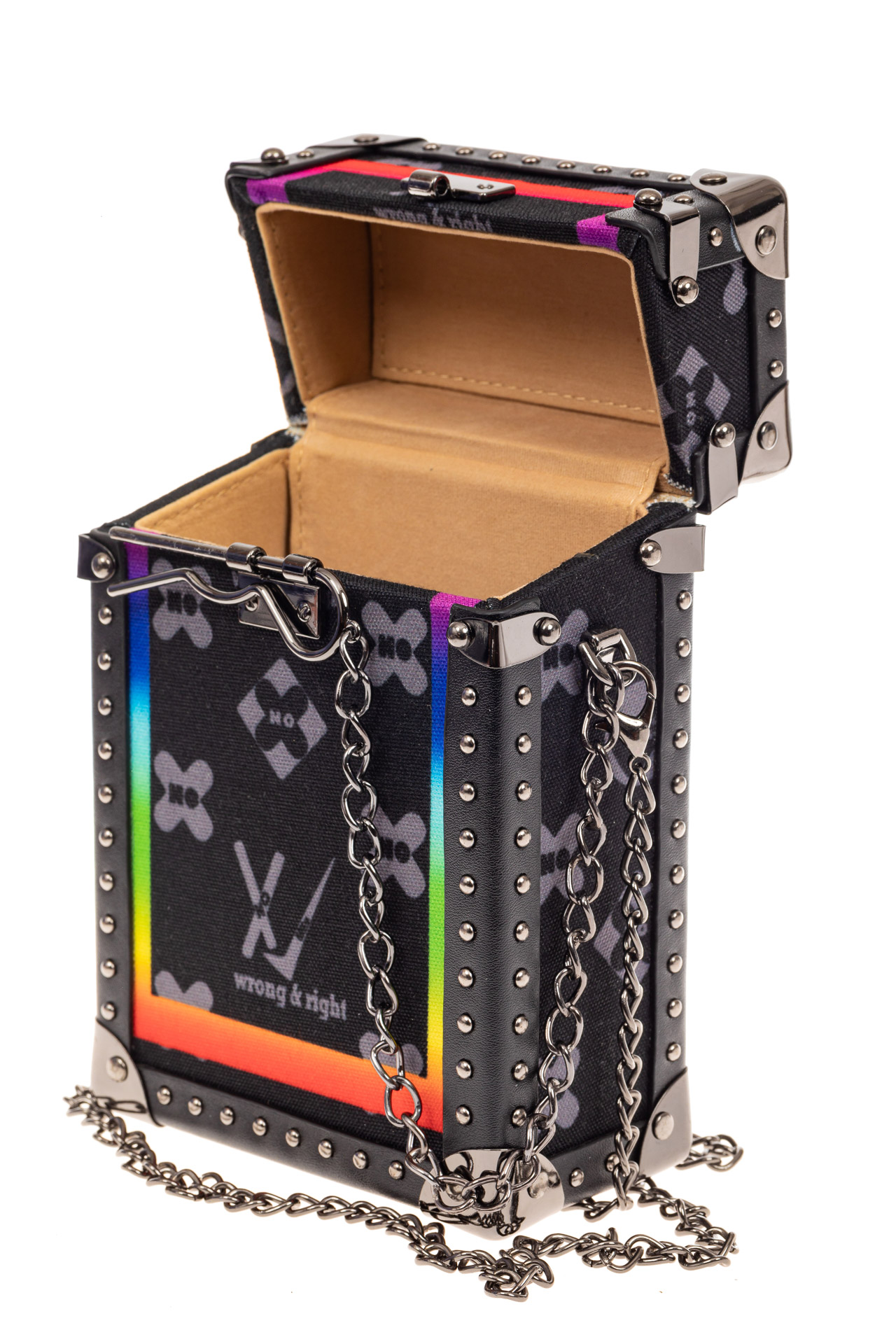 На фото 4 - Каркасная сумка-сундучок из искусственной кожи и текстиля, цвет черный, с цветным принтом