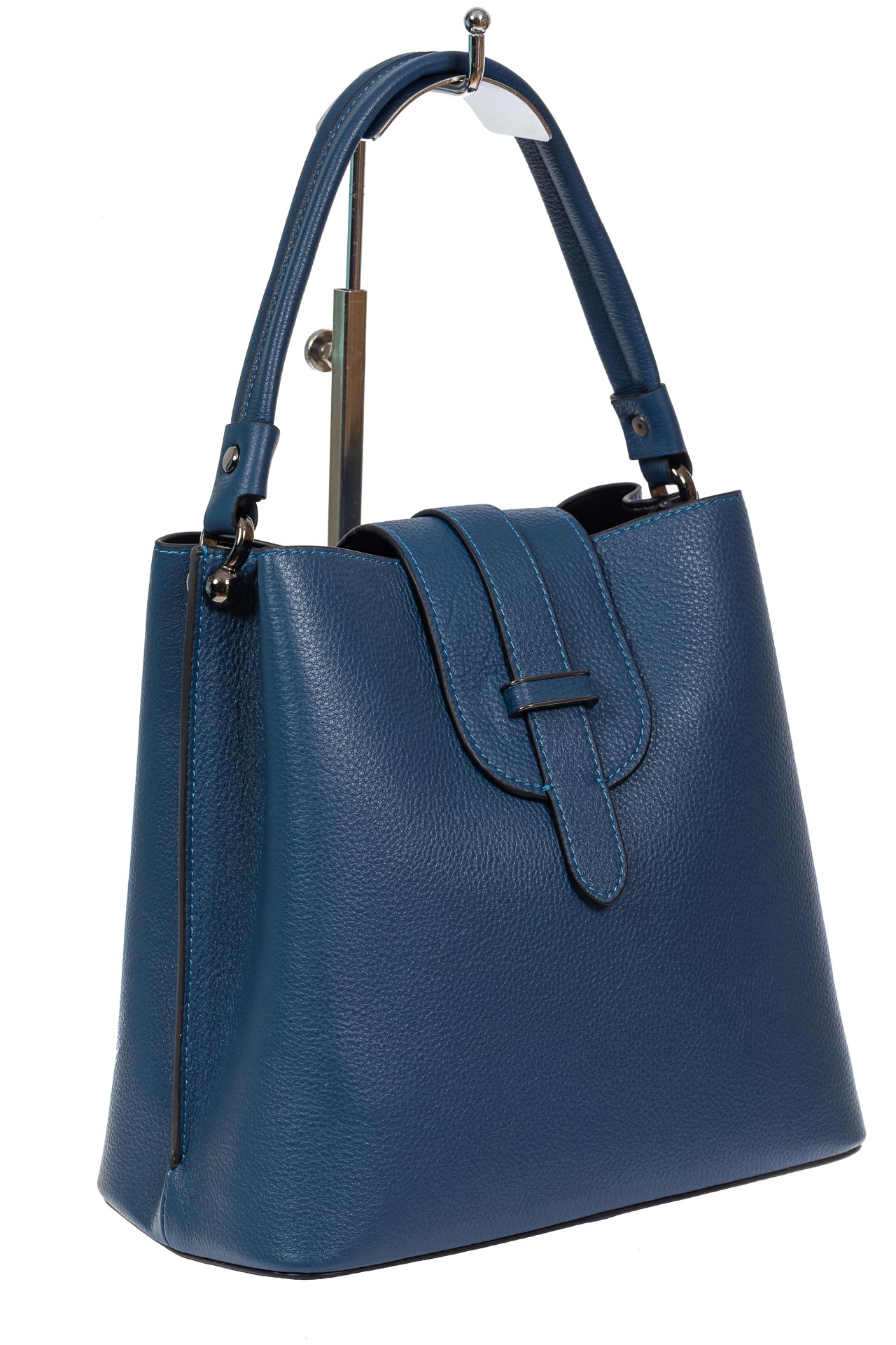 На фото 1 - Женская сумка-пакет из фактурной натуральной кожи, цвет синий