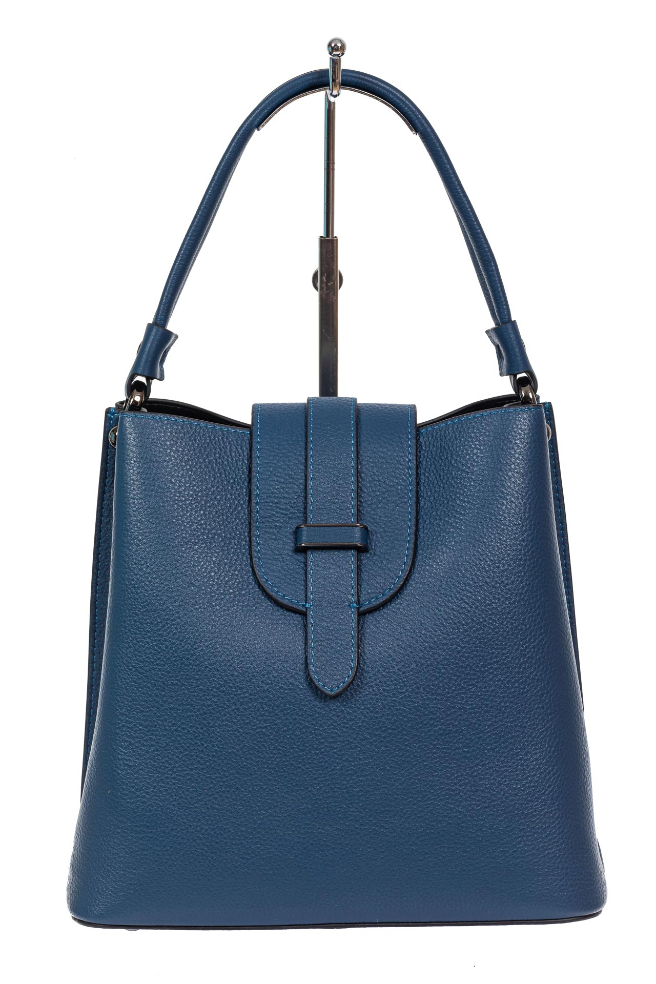 На фото 2 - Женская сумка-пакет из фактурной натуральной кожи, цвет синий