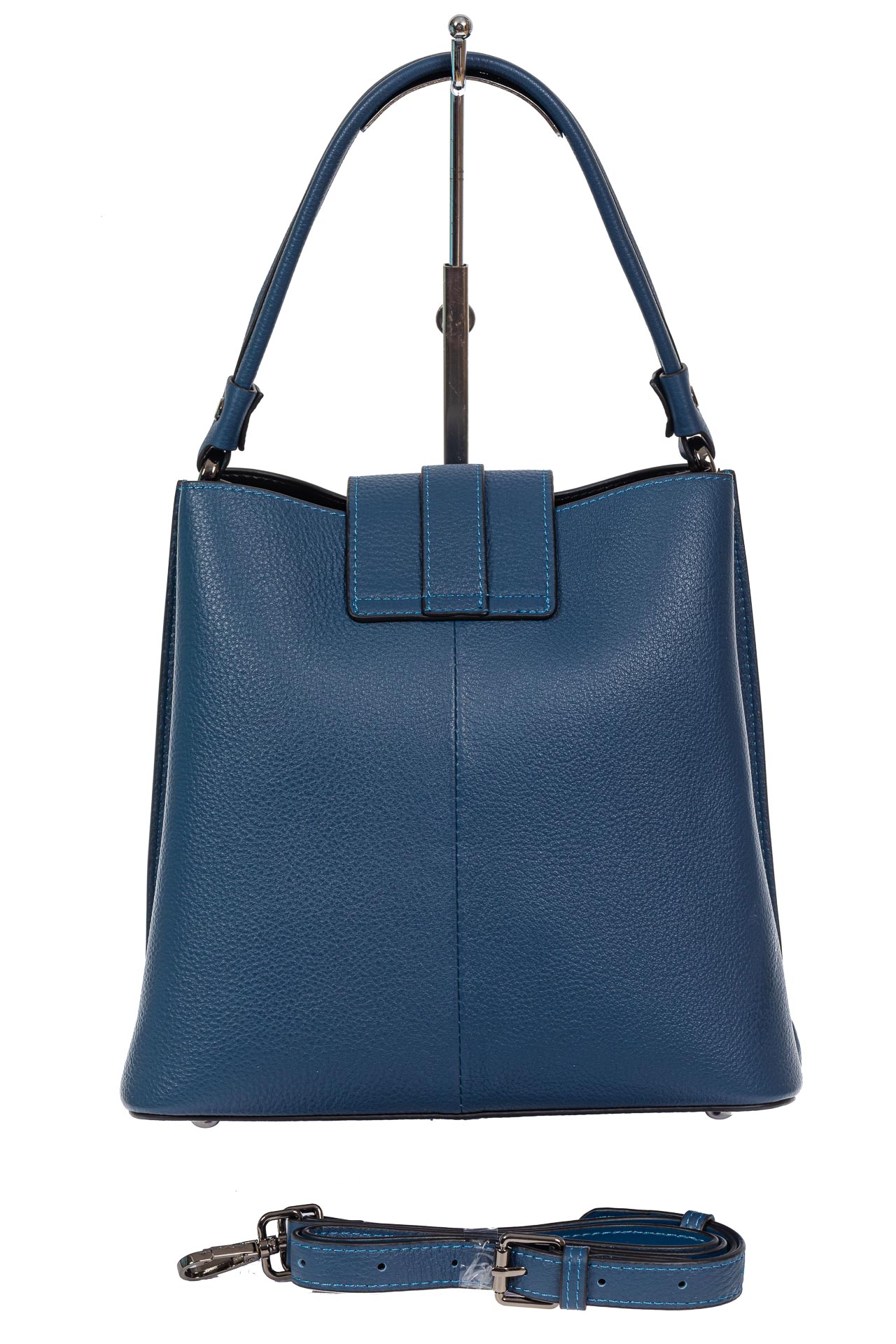 На фото 3 - Женская сумка-пакет из фактурной натуральной кожи, цвет синий