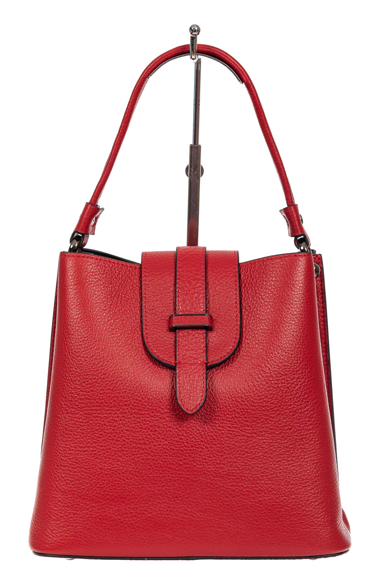 На фото 2 - Женская сумка-пакет из фактурной натуральной кожи, цвет красный