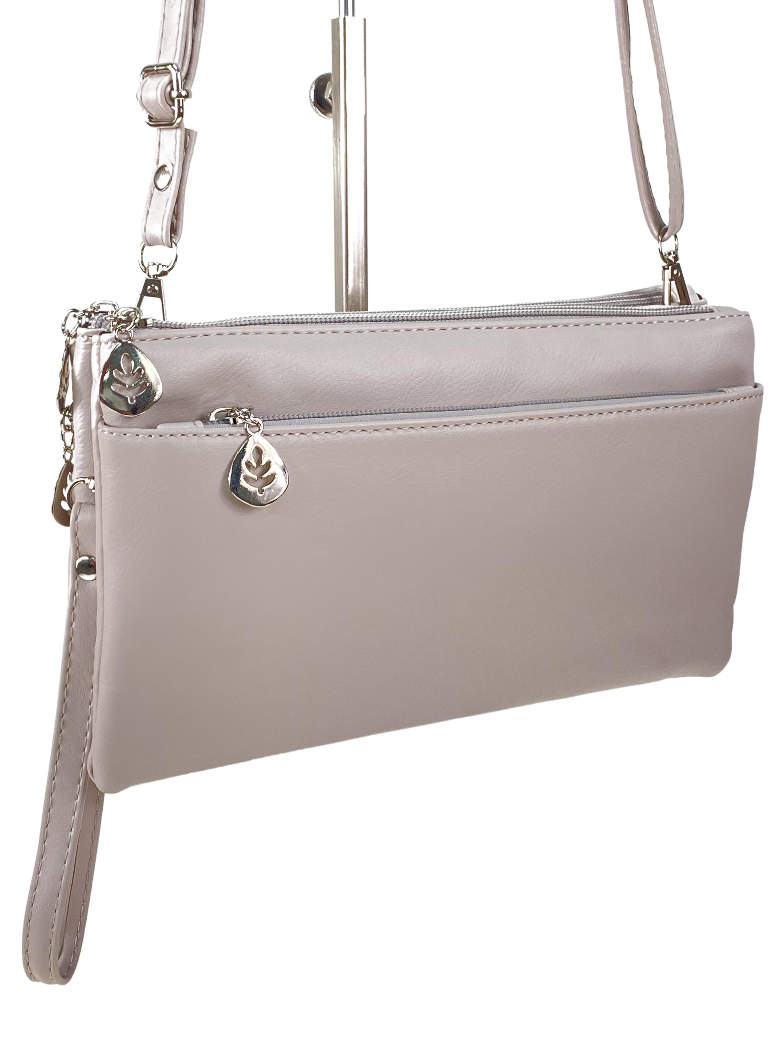 На фото 1 - Женская сумка-клатч из мягкой искусственной кожи, цвет светло-серый