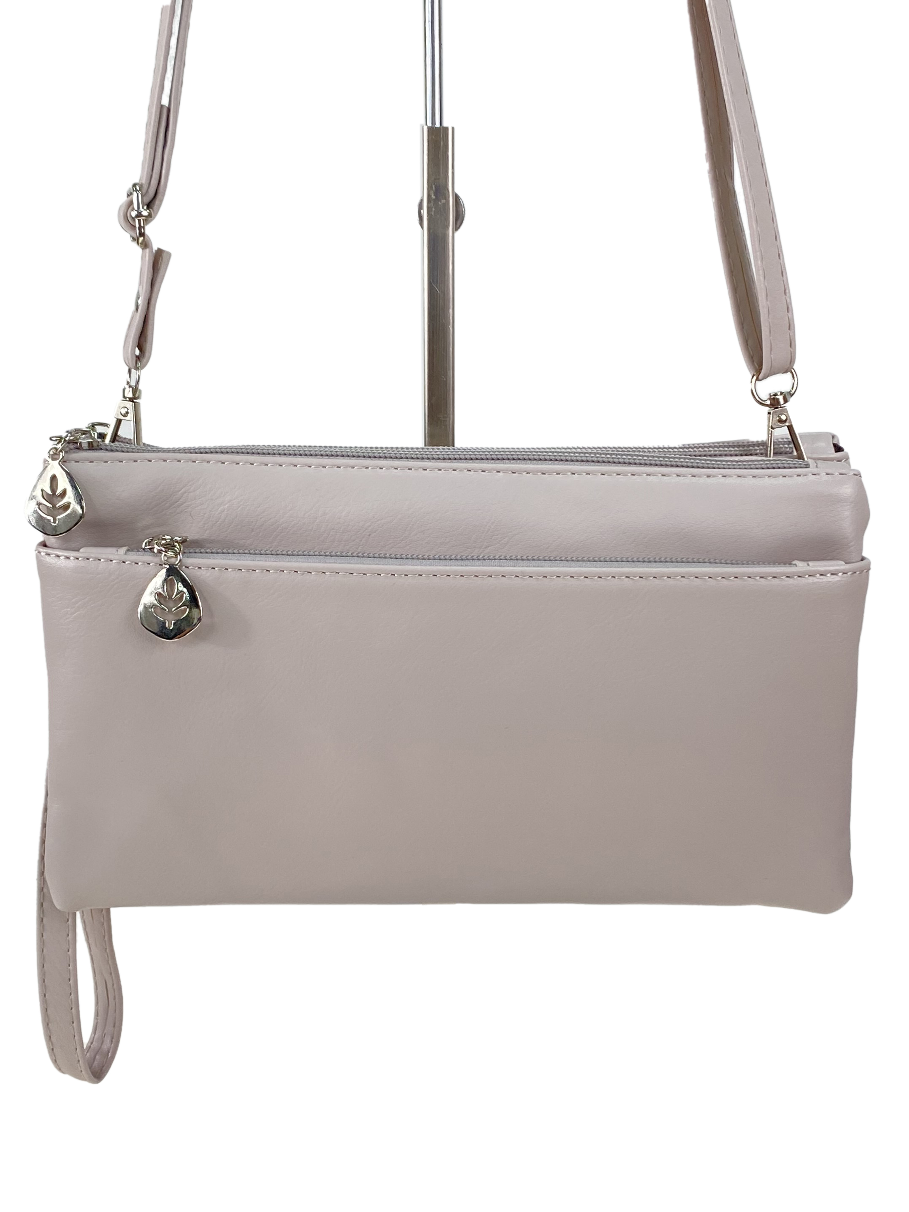 На фото 2 - Женская сумка-клатч из мягкой искусственной кожи, цвет светло-серый