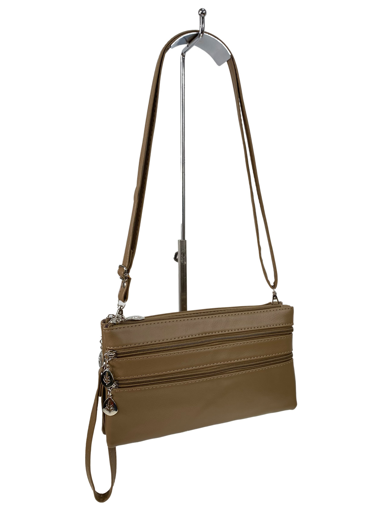 На фото 1 - Женская сумка клатч из искусственной кожи, цвет светло коричневый