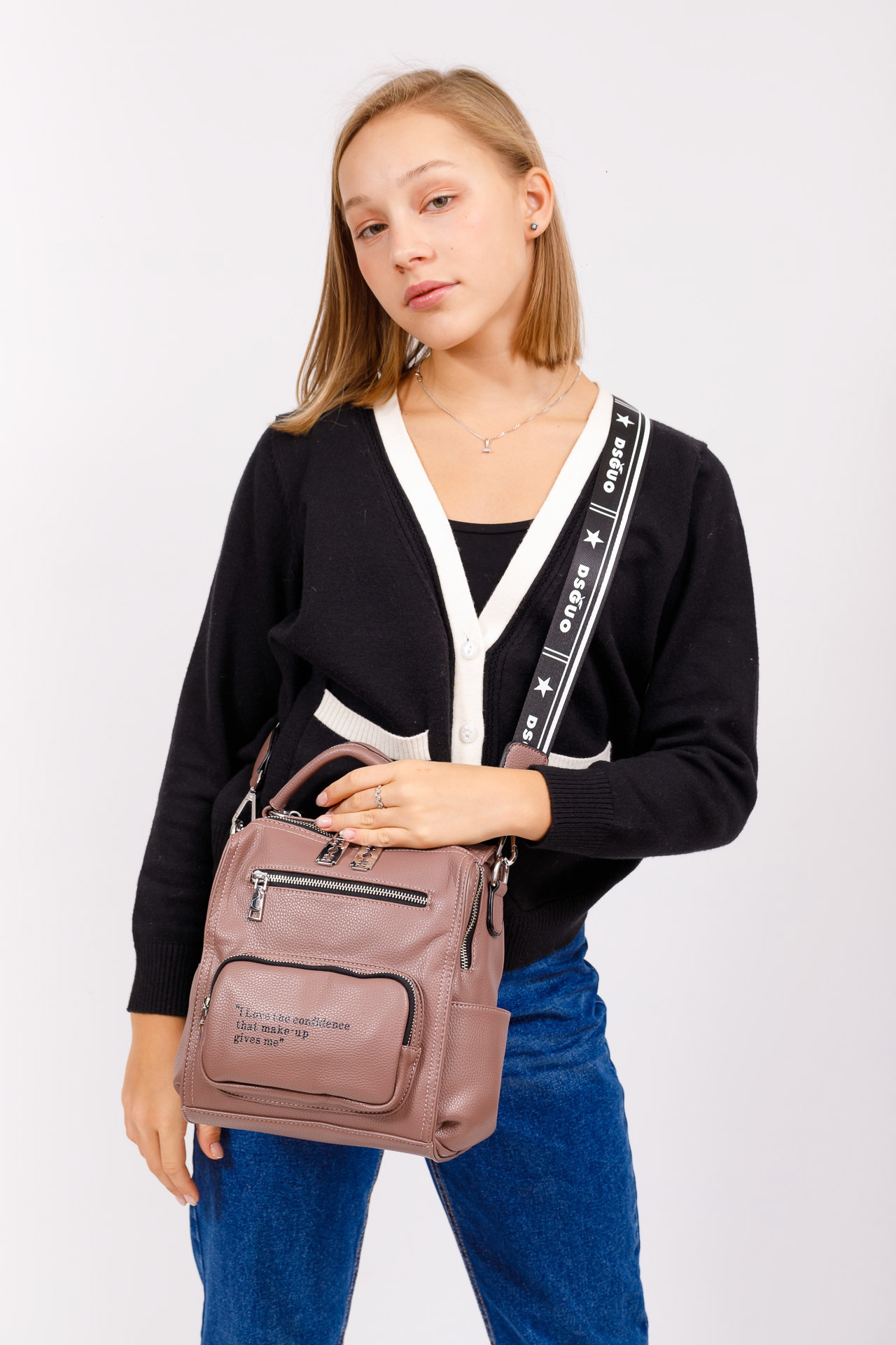 На фото 5 - Сумка женская рюкзак из искусственной кожи, цвет пудра