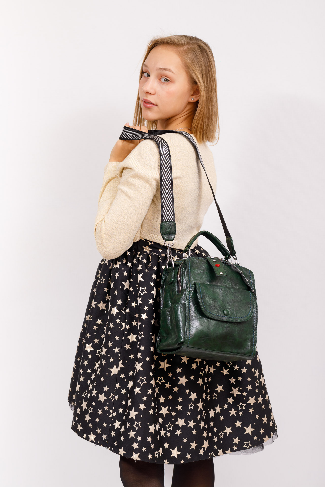 На фото 5 - Сумка женская рюкзак из искусственной кожи, цвет зеленый