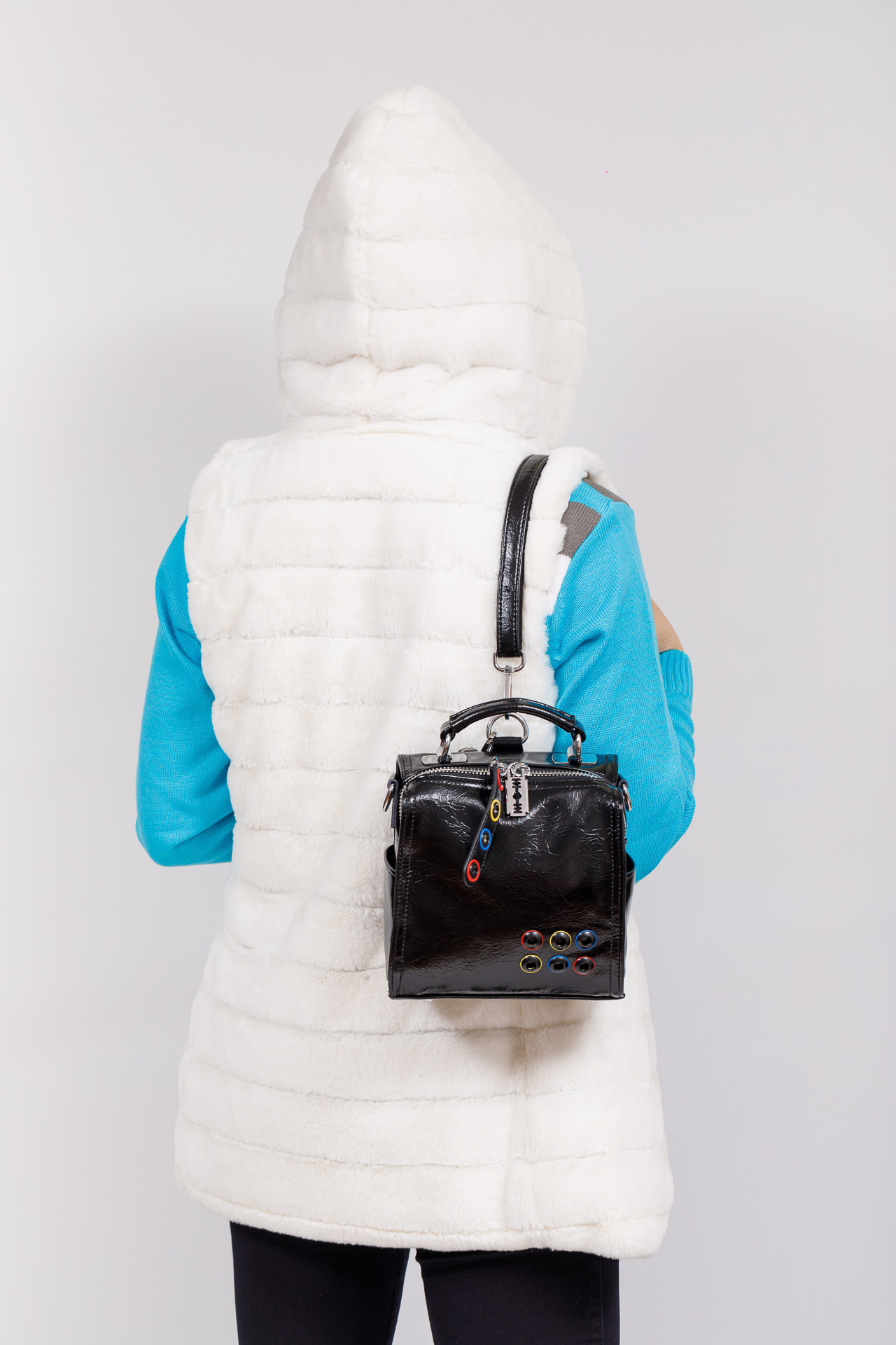 На фото 4 - Сумка-рюкзак из искусственной кожи, цвет черный