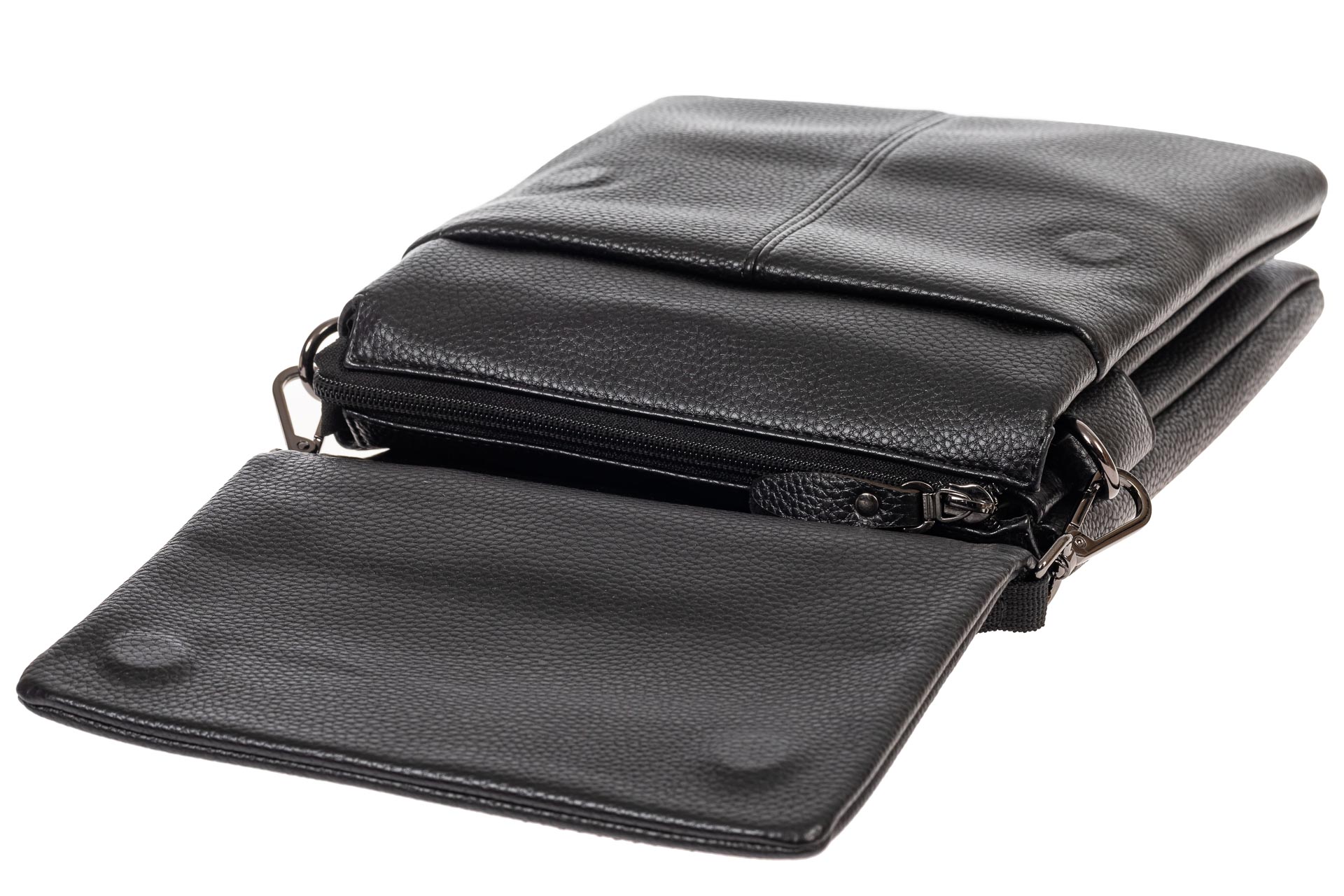 На фото 4 - Чёрная сумка-планшет из фактурной натуральной кожи 