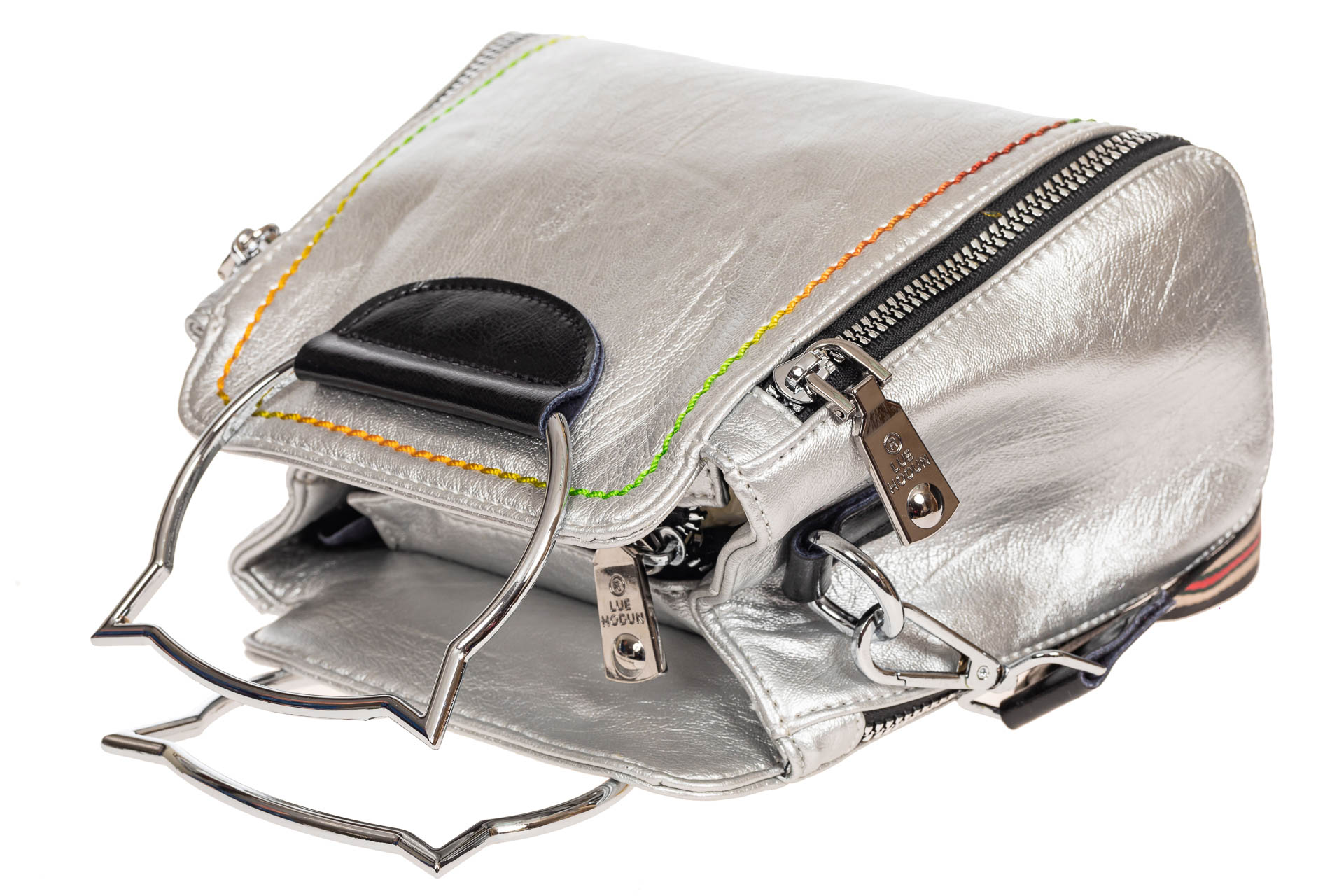 На фото 4 - Маленькая женская сумка из искусственной кожи, цвет серебро